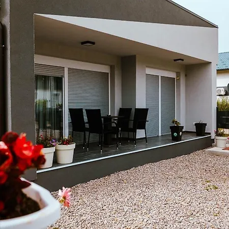 Deluxe Ella Villa